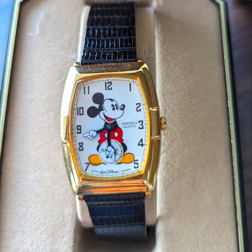 Vintage Seiko ladies Mickey Mouse Watch! HTF! Retired! Box & paperwork included
